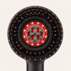 Detalle macro del cabezal: cerdas flexibles alrededor del anillo de luz roja